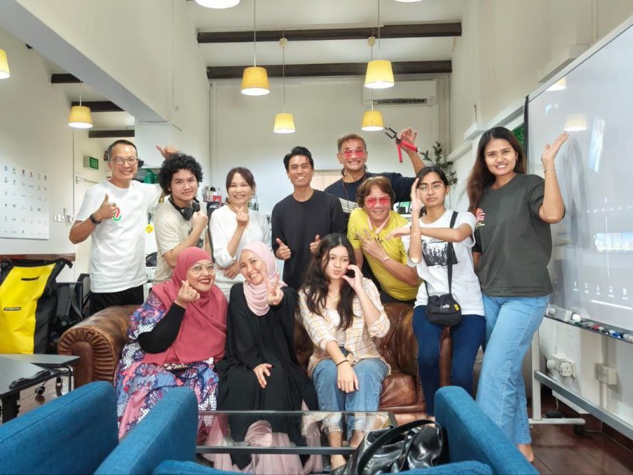 A Lionmark class group photo at Come Create